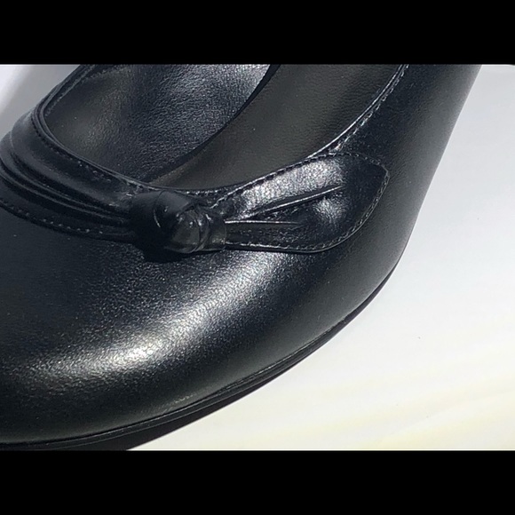 Black high heel shoe gently used wore once size 8 - Picture 3 of 12